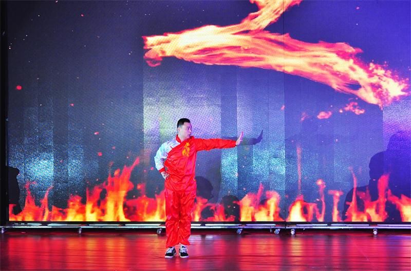 “感恩相伴?筑夢(mèng)同行”——龍港集團(tuán)2019新春年會(huì)盛大舉行！
